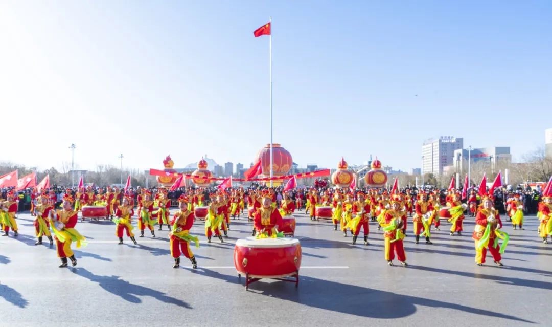 內(nèi)蒙古黃河集團創(chuàng)業(yè)四十周年威風(fēng)鑼鼓隊助力正月十五社火巡演