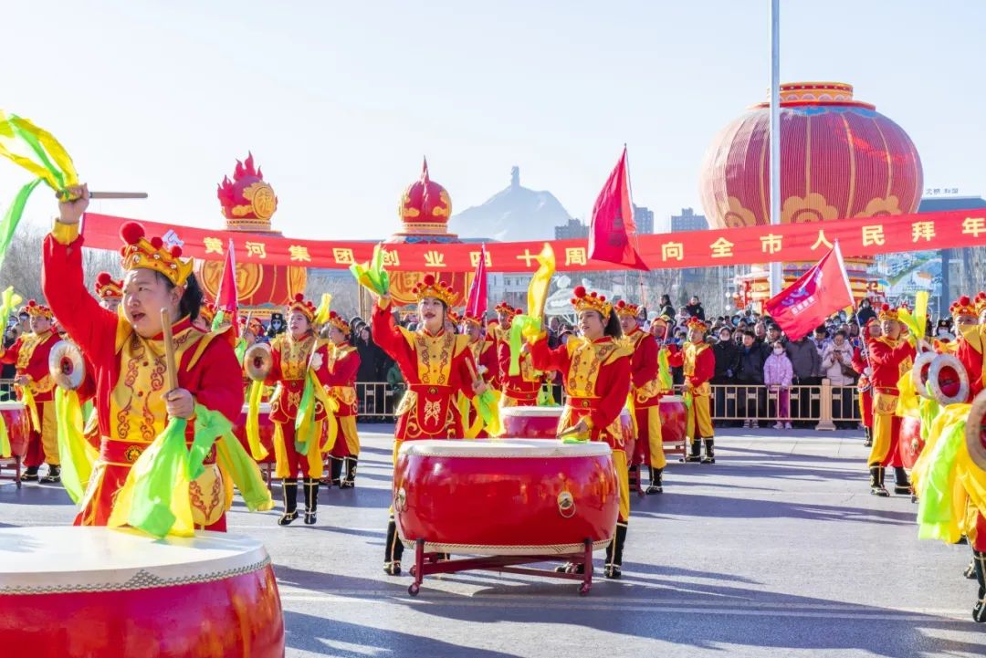 內(nèi)蒙古黃河集團創(chuàng)業(yè)四十周年威風(fēng)鑼鼓隊助力正月十五社火巡演